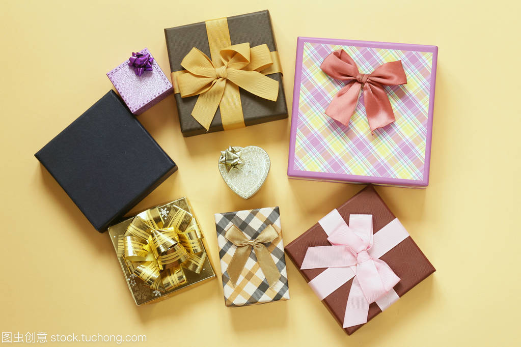 大量的米色背景上蝴蝶結(jié)的禮品盒